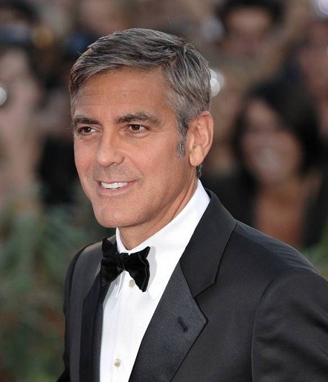 Diễn viên kiêm nhà hoạt động chính trị George Clooney đã dành phần lớn thu nhập của mình để duy trì một vệ tinh trên khu vực Bắc và Nam Sudan nhằm ngăn chặn bất kì hành động bạo lực nào từ các nhà độc tài đối với người dân vô tội.